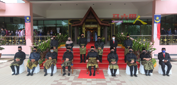 甲州元首敦莫哈末阿里（前排左5）与刚宣誓就任的行政议员。