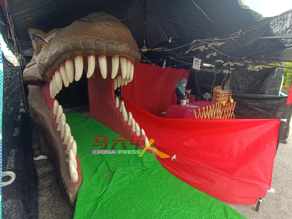 “迷你恐龙展”的入口处，以恐龙张开嘴巴的模型欢迎访客。