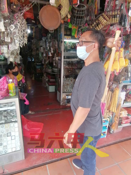 自认有些累的刘志俍，在鸡场街买了一把特制的拍背按摩藤。