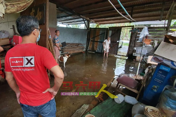 东街纳部分原本没水灾的店屋，在提升工程进行后反而淹水。刘志俍向颜祥达及姚玉梅了解情况。