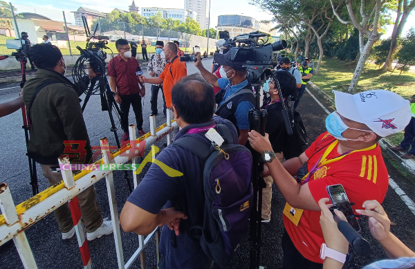 出走议员诺依占（左2）以独立人士身份竞选彭佳兰峇株州议席，成为媒体采访的焦点。