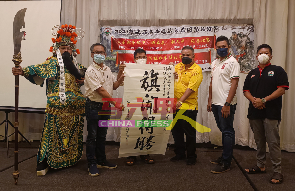 2021年度马来西亚第7届国际关公文化节马六甲站工委，赠送墨宝给刘志俍（左2）。右起是邱华才、许文华、陈金顺及赵友福。