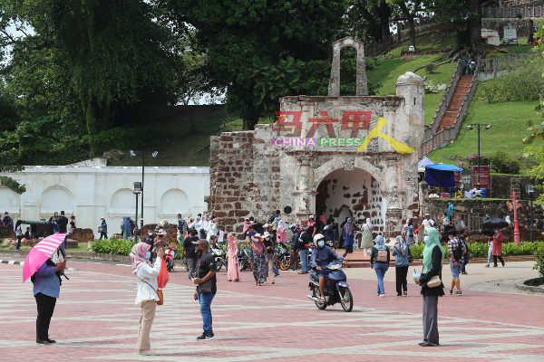 ■Omicron变种病毒消息传遍全球后，马六甲依然吸引不少游客到访，图中的古城门依然迎来不少游客拍照打卡。
