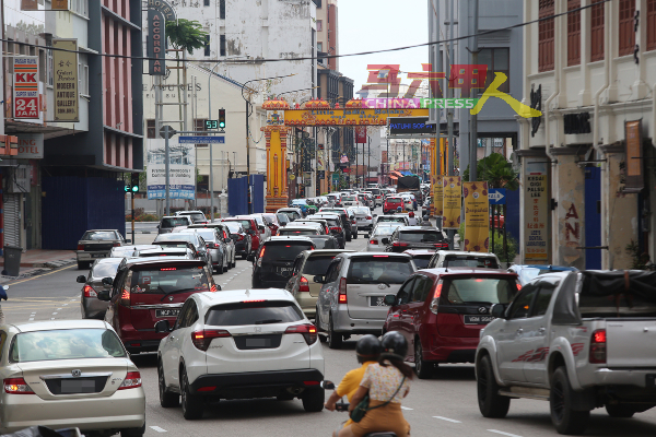 ■进入新路方向的街道，尽是被车辆占据，交通显得十分拥挤。