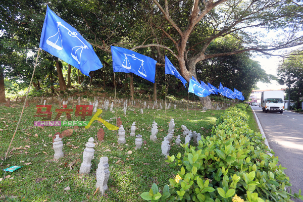 马六甲圣约翰山马来墓地出现不少国阵旗帜，不排除是无心之过或缺乏敏感度所致。