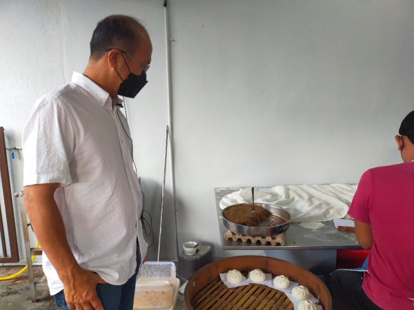魏喜森（左）说，马接峇鲁和马接翁武新村的美食非常多，希望能有机会一一介绍两个新村的美食到全国。