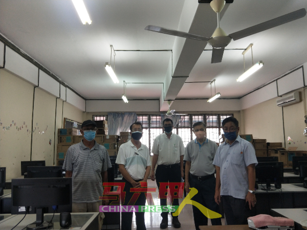 董事们巡视修复完工的电脑室。右起钟谭安、吴哲全、赖清洪、罗伯庭及杨克明。