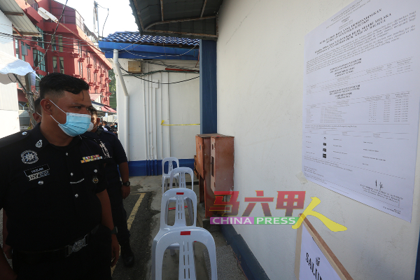 一名警员在投票前察看候选人资料。