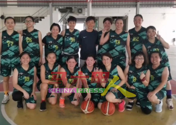 陈正光（后排右5）所教导过的前女篮球员，在多年之后已成家立业，仍在一次机缘下返回母校组成队伍参加比赛。