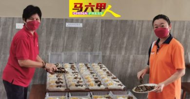 筹9万购3000盒奶粉 妙华山为孤老送暖