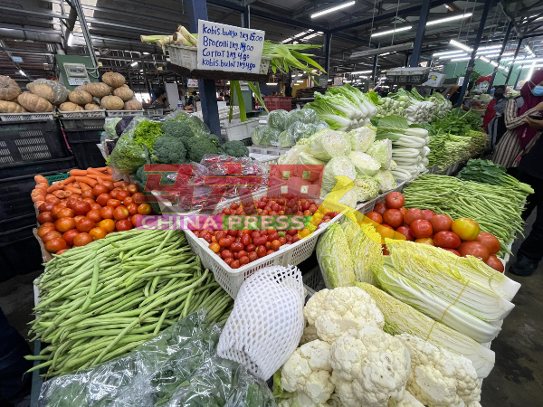 蔬菜价格飙涨，惟小贩赚取的利润并不高。