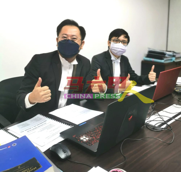 李光照（左起）与同僚沈政宇于12月初，通过线上处理民事案。