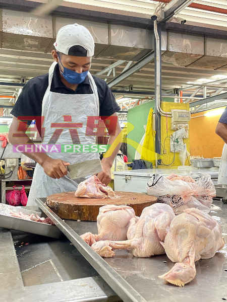 标准净鸡的统制品顶价设为批发价每公斤9令吉30仙或零售价10令吉30仙。
