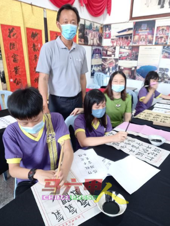 杨佐胜夫妇和孩子成为同学。