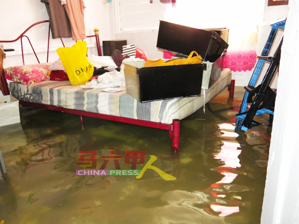 村民罗德的祖母住家也遭海水淹入高达2尺，家具来不及垫高，2间房的床褥已损坏。