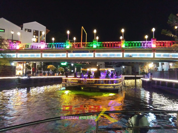 马六甲政府机构子公司的游船河公司，推出3个“永恒的爱”游船河配套。