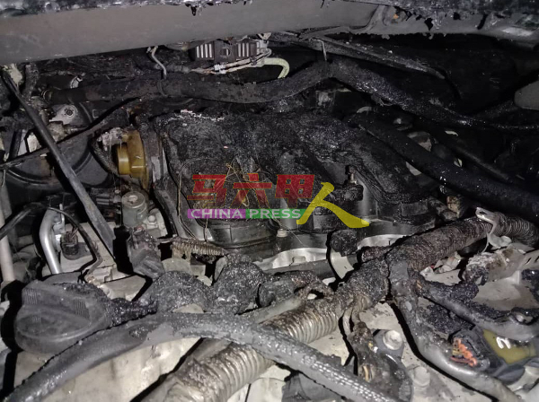 哈再马莫哈末阿敏的休旅车引擎被烧毁。（照片由消拯局提供）