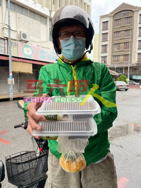 老伯伯冒着雨领取爱心饭盒，只为了一餐温饱。