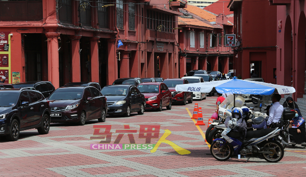 交警也在路旁驻守，随时为瘫痪的交通进行指挥。