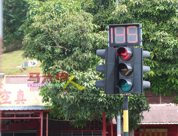 三宝井一些民众吐槽交通岛的红绿灯秒数等待时间太长，有时接近三分钟，也只造成塞车的原因。