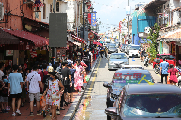 圣诞节期间，到访马六甲的人潮非常多，鸡场街更是出现汹涌的人潮及车流量。
