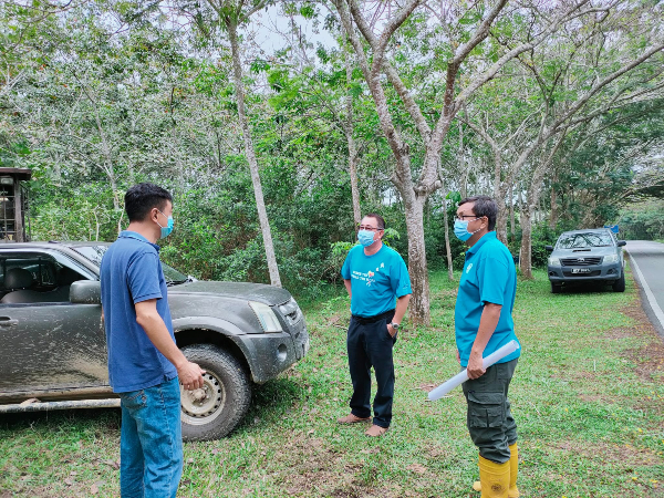 ■陈雄诚（右起）联同庇护就业农场工程主任杨良进，了解开芭进度。
