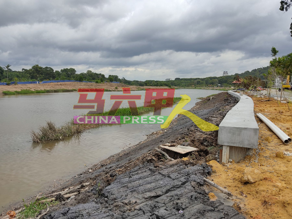 双溪布达集水池防洪堤的兴建，将能有效减缓满溢的池水流往甘榜双溪布达。