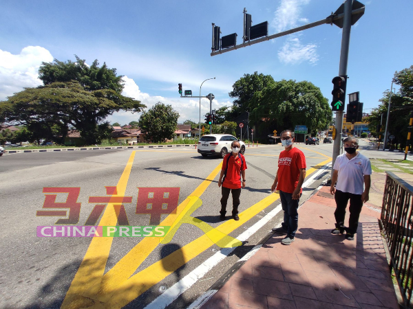 陈劲源（右起）、刘志俍及李祥生察看三芭弄路口前被指超大的黄格子。