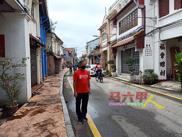 陈劲源巡视遭遇水灾的市区数个地区。