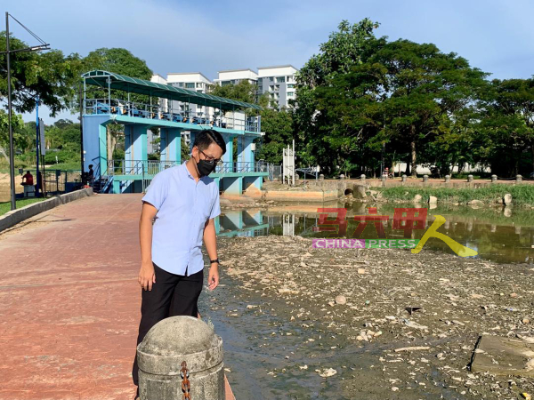 马六甲河浮现泥垢与垃圾现象引起陈炜建关注，并获当局近期处理。