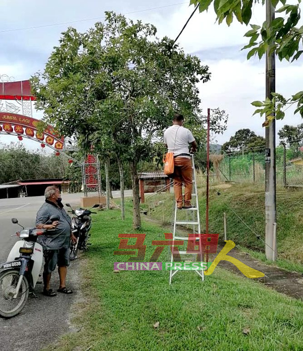 志工陆续在马接翁武新村显眼处，展开年景布置工作。