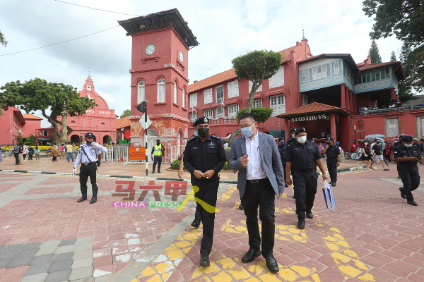 警方走访甲市红屋区及鸡场街文化坊。