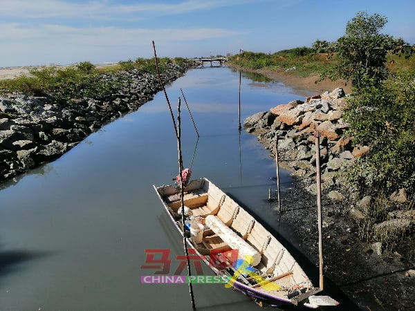 渔民不想搬到浮罗加东新地点作业，其中一理由是他们现在的作业地点靠近捕鱼地点，出海也方便。