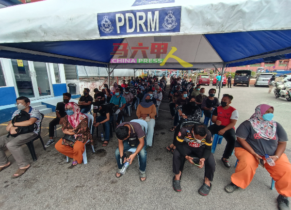 逾50名民众在警方所准备的帐篷下等待缴付罚单。