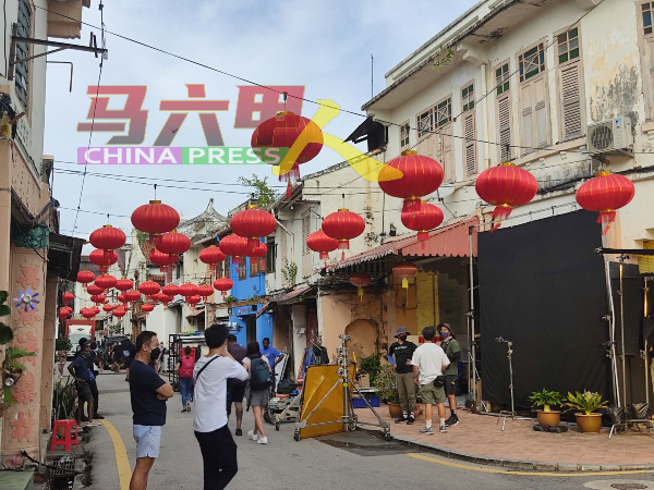 豆腐街为拍贺岁广告，挂上红彤彤的灯笼作布景。