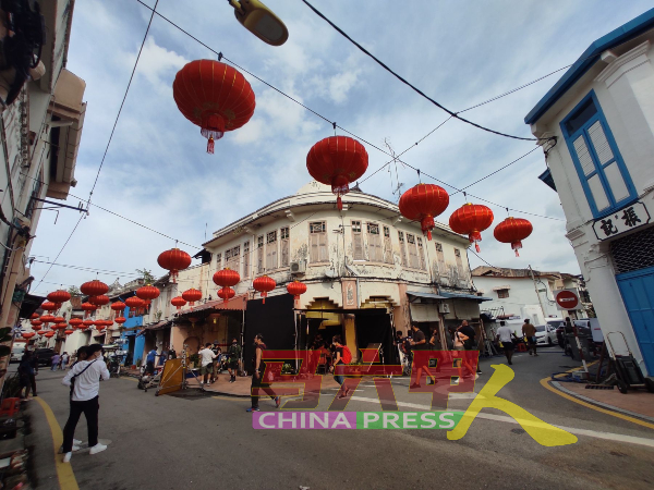 挂上大红灯笼的豆腐街，新春气氛浓。