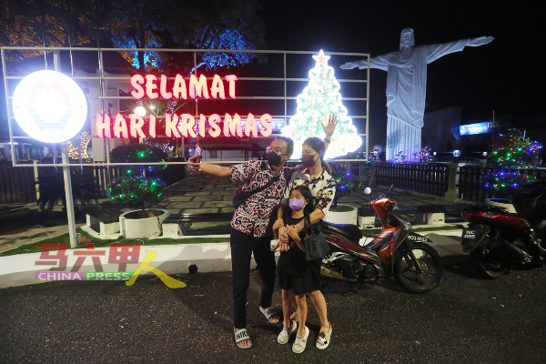 来自吉隆坡的游客特驱车到马六甲葡萄牙村，感受圣诞节的气氛。