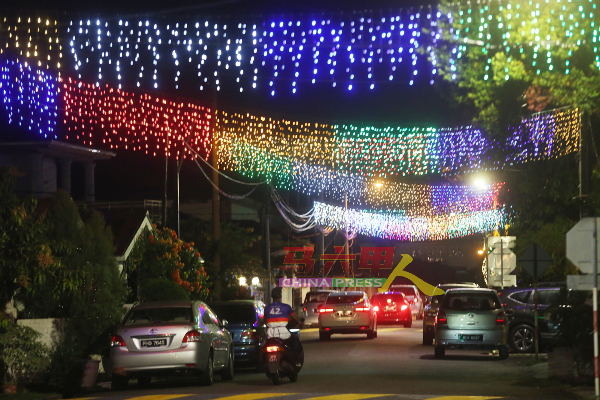 马六甲葡萄牙村已开始张灯结彩，迎接圣诞节的到来。