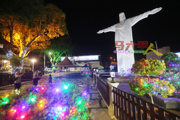 葡萄牙村广场的耶稣像，周围灯光效果已开始绽放光芒。