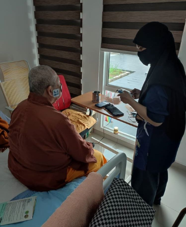 物理治疗师帮有关僧人做脸部电磁治疗。