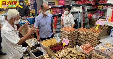 70执法员紧盯物价  商贩受促新年勿乱起价
