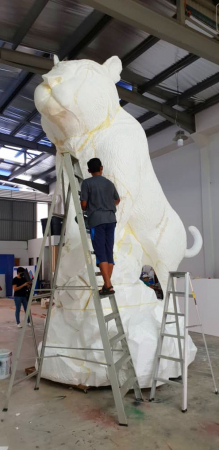李传才亲自上阵，制作16尺8寸的“虎气冲天”金虎，准备装置在鸡场街向各界贺年。