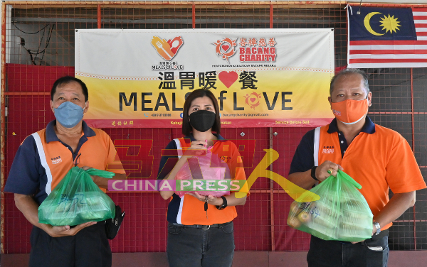 峇章慈善基金每天派发爱心饭盒给三大种族的市民。