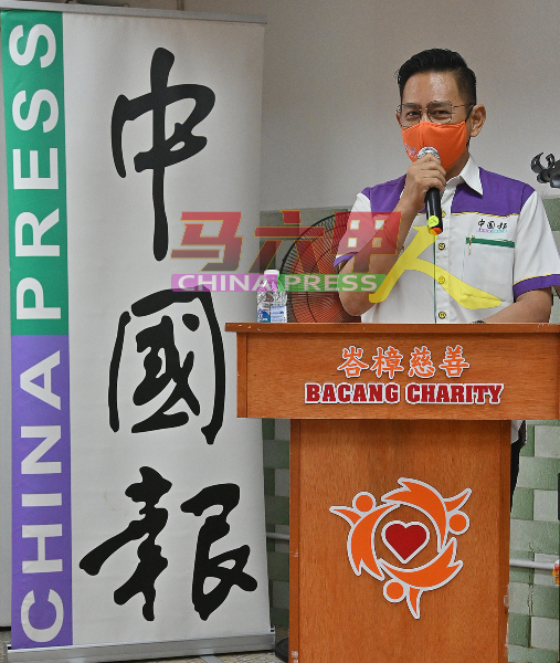 林钦为出席移交洗肾机给甲市峇章慈善基金会仪式。