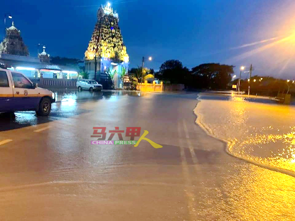 彭佳兰兴都庙前路段在清晨时分，开始出现水灌路面的情况。