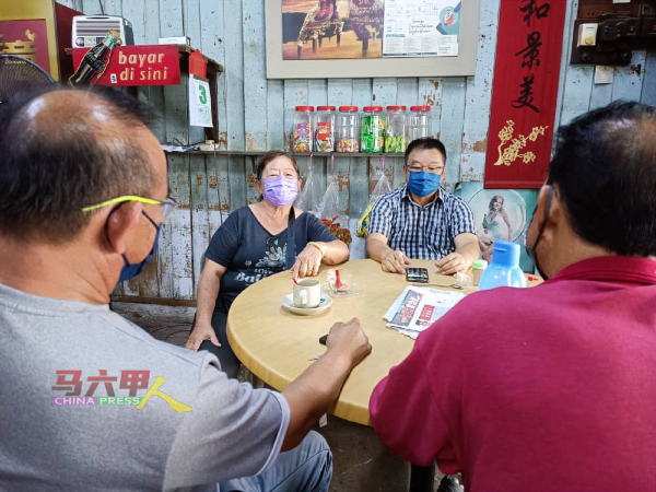 李殿成（右起）与巴也明光新村村长刘运珍，向猪农了解情况。