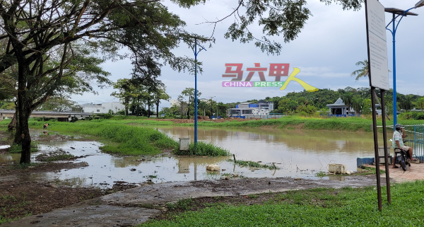 靠近峇株韩巴水闸门的河流，河水已满溢流向沿岸地区。