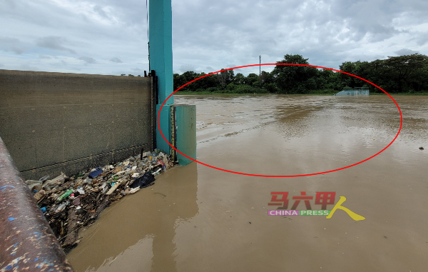 横跨河流的默迪卡花园水闸（红圈，淹于水下）是造成排水不快的原因之一。