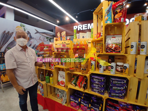 赵毓庭介绍超市的展示区，展卖许多外国进口的产品。