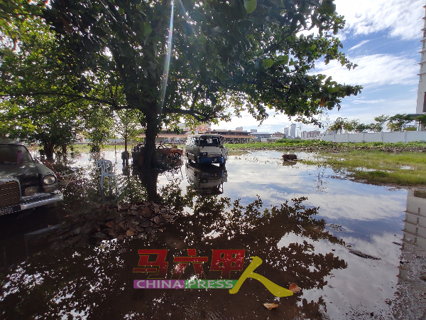 北添宫后方的马六甲河，于周二早上因涨潮，河水满溢。